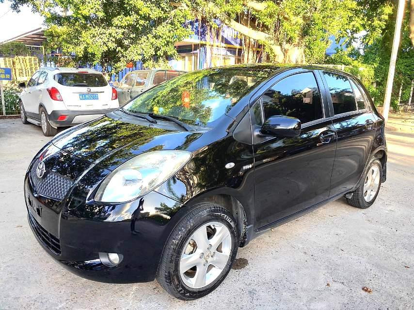 Toyota Yaris 1.6E Charm Edition 2011 noire brilliant