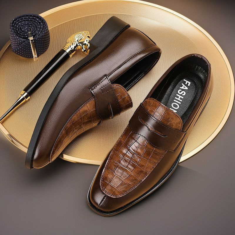 Mocassins  de style britannique présentent un motif en relief façon crocodile sur le dessus.