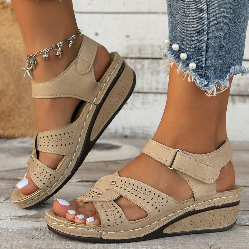 Paire de sandales compensées orthopédiques  pour femmes en simili cuir grande taille respirant bouche de poisson bout ouvert antidérapant décontracté boucle sandales mère chaussures pour femmes