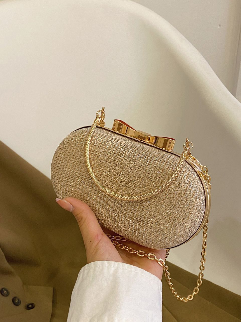 Sac à main pour dîner avec apparence élevée grande dame et papillon brillant tenant un sac de dîner avec robe pour femmes avec sac de fête de soirée.